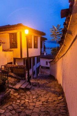 Bulgaristan 'ın Filibe kentinde kaldırımlı bir caddenin akşam manzarası