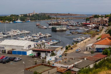 SOZOPOL, BULGARIA - 24 Temmuz 2019: Bulgaristan 'ın Sozopol kentindeki yat limanının manzarası