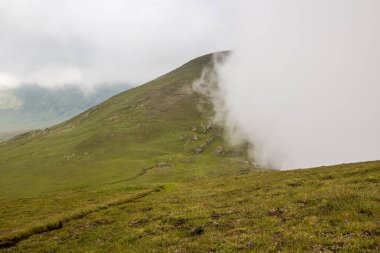 Bulgaristan 'ın Rila dağlarını kaplayan sis
