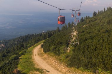 Bulgaristan 'ın Rila dağlarındaki Yastrebetz gondolunun görüntüsü