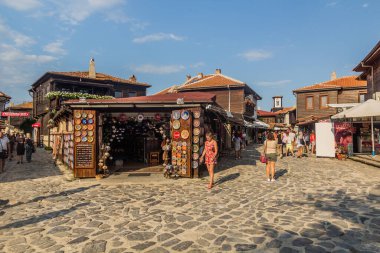 NESEBAR, BULGARIA - 24 Temmuz 2019: Bulgaristan 'ın Nesebar kentindeki kaldırımlı sokaklar