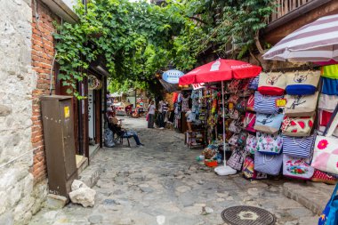 NESEBAR, BULGARIA - 24 Temmuz 2019: Bulgaristan 'ın Nesebar kentinde hediyelik eşya tezgahları bulunan dar sokaklar
