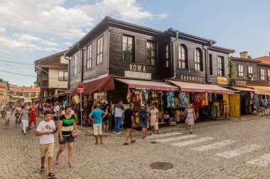 NESEBAR, BULGARIA - 24 Temmuz 2019: Bulgaristan 'ın Nesebar kentindeki kaldırımlı sokaklar