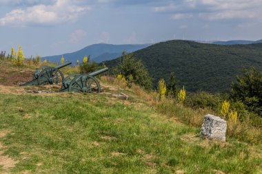 Bulgaristan 'ın Shipka Tepesindeki eski toplar