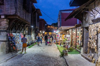 SOZOPOL, BULGARIA - 23 Temmuz 2019: Bulgaristan 'ın Sozopol kentinde kaldırımlı bir sokakta turistler