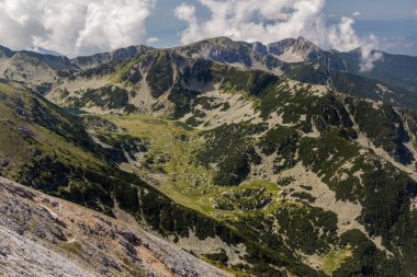 Bulgaristan 'ın Pirin dağlarındaki Vlahinski nehir vadisi