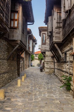Bulgaristan 'ın Nesebar kentinde dar kaldırımlı cadde