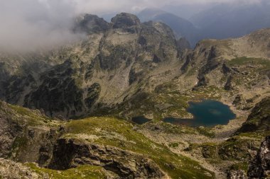 Bulgaristan 'ın Rila dağlarındaki Elensko gölünün hava manzarası