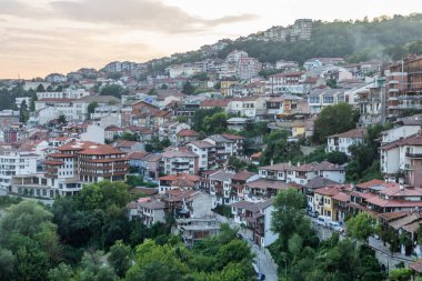 Bulgaristan 'ın Veliko Tarnovo kentinin akşam manzarası