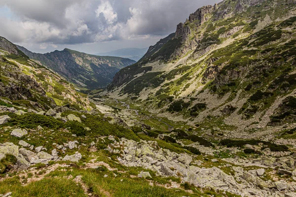불가리아 산에서 봉우리 아래있는 골짜기 — 스톡 사진