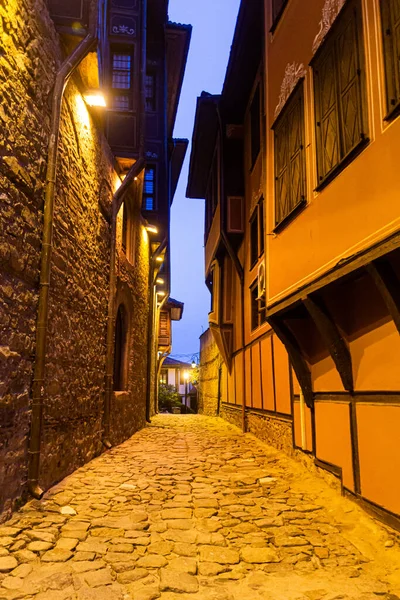 Vista Noturna Uma Rua Paralelepípedos Plovdiv Bulgária — Fotografia de Stock