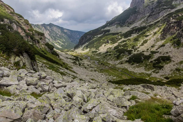 불가리아 산에서 봉우리 아래있는 골짜기 — 스톡 사진