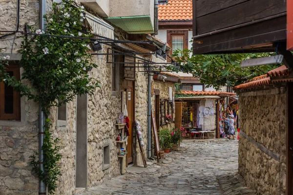 NESEBAR, BULGARIA - 24 Temmuz 2019: Bulgaristan 'ın Nesebar kentindeki dar kaldırımlı cadde