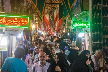 TABRIZ, İRAN - 15 Temmuz 2019: Tabriz, İran Çarşısı 'nda kalabalık
