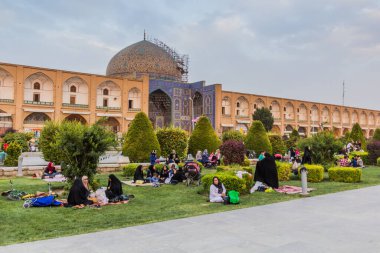 ISFAHAN, İRAN - 10 Temmuz 2019: İran 'ın İsfahan kentindeki Naqsh-e Cihan Meydanı' ndaki Şeyh Lotfollah Camii önünde piknik yapan insanlar