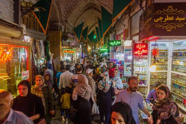 TABRIZ, İRAN - 15 Temmuz 2019: Tabriz, İran Çarşısı 'ndaki kalabalık sokak