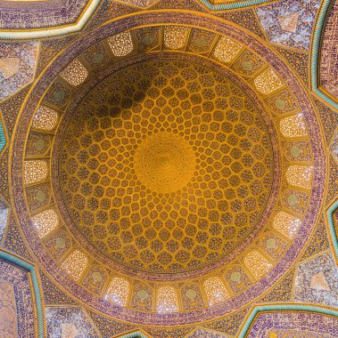 İran, İsfahan 'daki Şeyh Lotfollah Camii Kubbesi