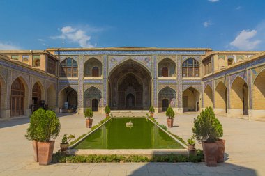 İran 'ın Şiraz kentindeki Nasir al Mulk Camii' nin avlusunda.