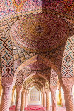 İran 'ın Şiraz kentindeki Nasir al Mulk Camii
