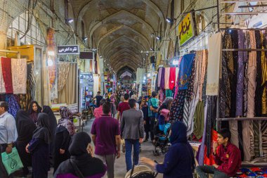 SHIRAZ, İRAN - 6 Temmuz 2019: Şii, İran 'daki Vakil Çarşısı (Pazar).