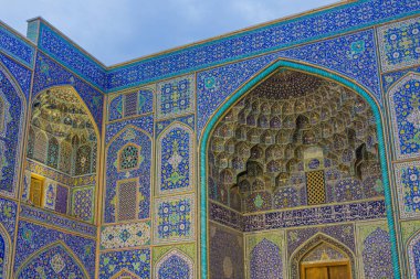 İran 'ın İsfahan kentindeki Naqsh-e Cihan Meydanı' ndaki Şeyh Lotfollah Camii 'nin (Iwan) portalı