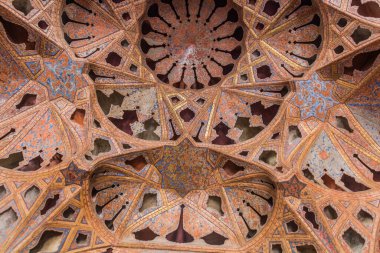 ISFAHAN, IRAN - 9 Temmuz 2019: İran 'ın İsfahan kentindeki Ali Qapu Sarayı' ndaki Müzik Salonu 'nun Dekorasyonları