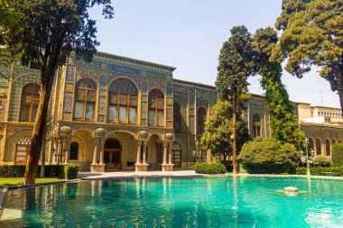 İran 'ın başkenti Tahran' daki Golestan Sarayı 'nda Gölet.
