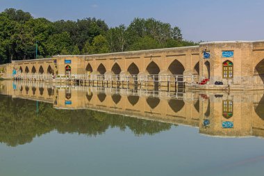 ISFAHAN, İRAN - 10 Temmuz 2019: İsfahan, İran 'daki Joubi (Choobi) köprüsü
