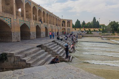 ISFAHAN, İRAN - 10 Temmuz 2019: İran 'ın İsfahan kentindeki Khaju köprüsünde insanlar