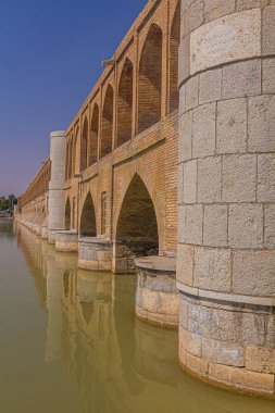 İran 'ın İsfahan kentinde Allah Han (Si-o-se-pol) köprüsü