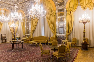 TEHRAN, İRAN - 5 Temmuz 2019: İran 'ın başkenti Tahran' daki Golestan Sarayı 'nda Aynalı Salon.