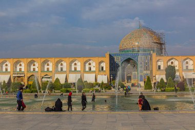 ISFAHAN, IRAN - 10 Temmuz 2019: İran 'ın İsfahan kentindeki Naqsh-e Cihan Meydanı' ndaki Çeşmeler ve Şeyh Lotfollah Camii