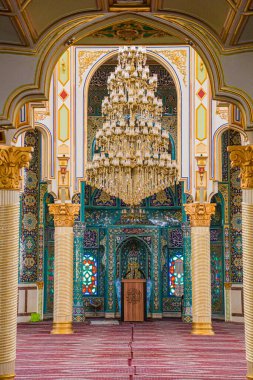KERMANSHAH, İRAN - 11 Temmuz 2019: İran 'ın Kermanşah kentindeki Şafei Jameh Camii' nde Avize