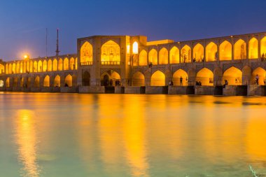 İran, İsfahan 'daki Khaju köprüsünün akşam manzarası