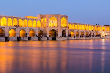 İran, İsfahan 'daki Khaju köprüsünün akşam manzarası