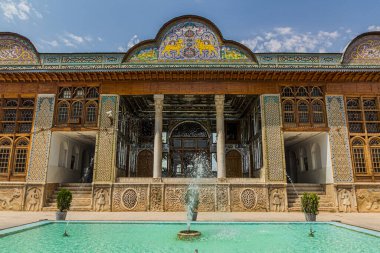 İran 'ın Shiraz kentindeki Naranjestan bahçesindeki Qavam Evi