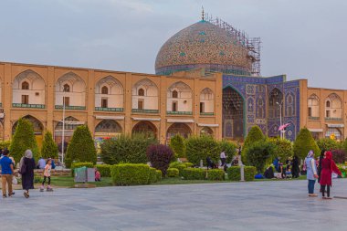 ISFAHAN, İRAN - 10 Temmuz 2019: İran 'ın İsfahan kentindeki Naqsh-e Cihan Meydanı' ndaki Şeyh Lotfollah Camii