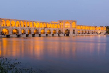 İran, İsfahan 'daki Khaju köprüsünün akşam manzarası