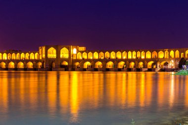İran, İsfahan 'daki Khaju köprüsünün akşam manzarası