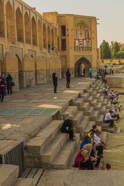 ISFAHAN, İRAN - 10 Temmuz 2019: İran 'ın İsfahan kentindeki Khaju köprüsünde insanlar
