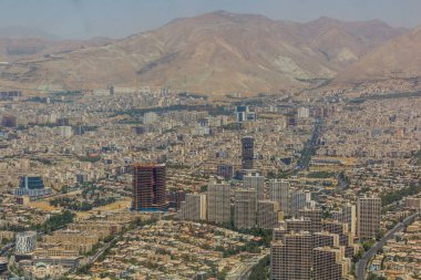 Alborz dağlarının ve İran 'ın başkenti Tahran' ın havadan görünüşü.