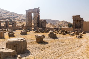 Antik Persepolis, İran 'daki 100 sütunluk sarayın kalıntıları