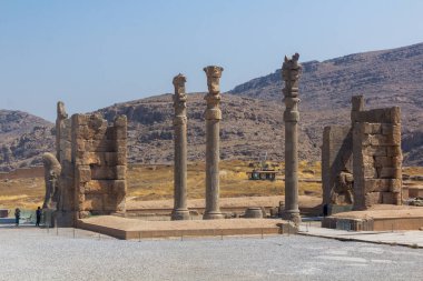Persepolis, İran 'daki Uluslar Kapısı' ndaki sütunlar