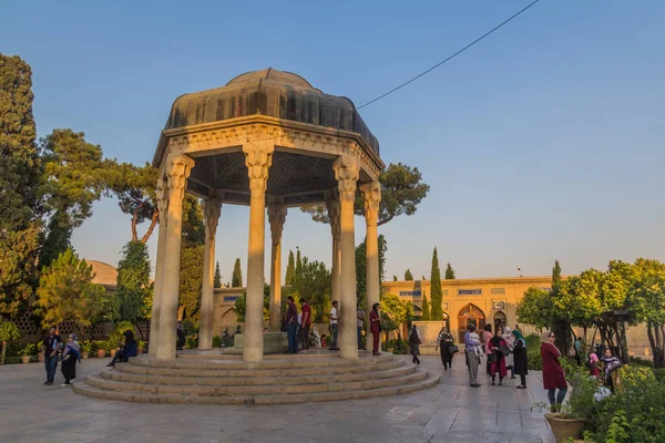 Shiraz Iran Juli 2019 Mensen Bezoeken Graf Van Hafez Shiraz — Stockfoto