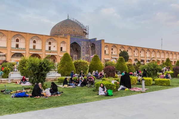 Isfahan Irán Julio 2019 Gente Picnic Frente Mezquita Sheikh Lotfollah —  Fotos de Stock