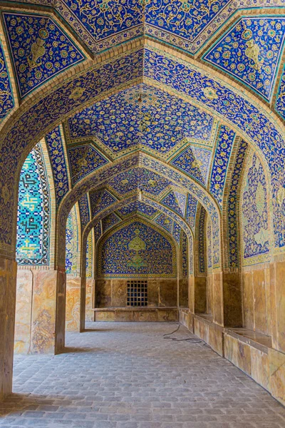 İran, İsfahan 'daki Şah Camii' nin süslü kemerleri.