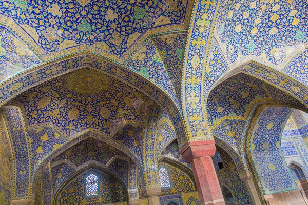 İran, İsfahan 'daki Şah Camii' nin süslü kemerleri.