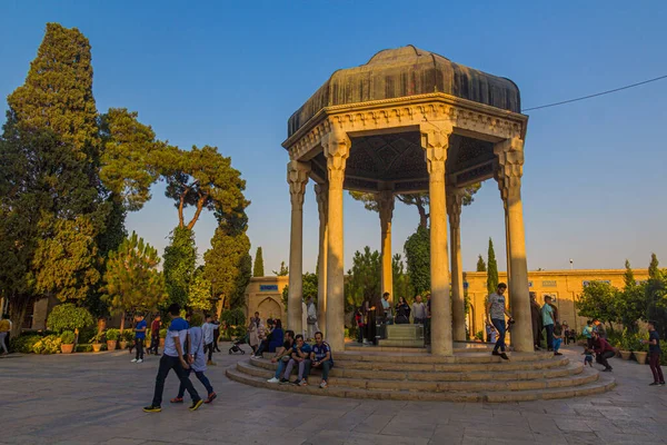 Shiraz Iran July 2019 Люди Відвідують Гробницю Хафеза Шираз Іран — стокове фото