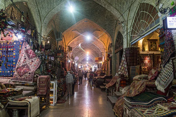 SHIRAZ, İRAN - 6 Temmuz 2019: Şii, İran 'daki Vakil Çarşısı (Pazar).