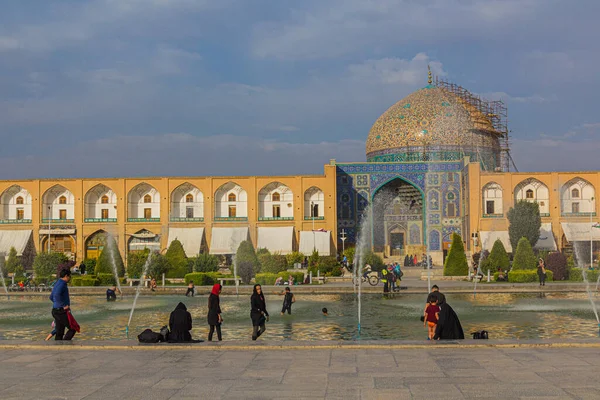 Isfahan Iran Juli 2019 Fontäner Och Sheikh Lotfollahs Moské Vid — Stockfoto